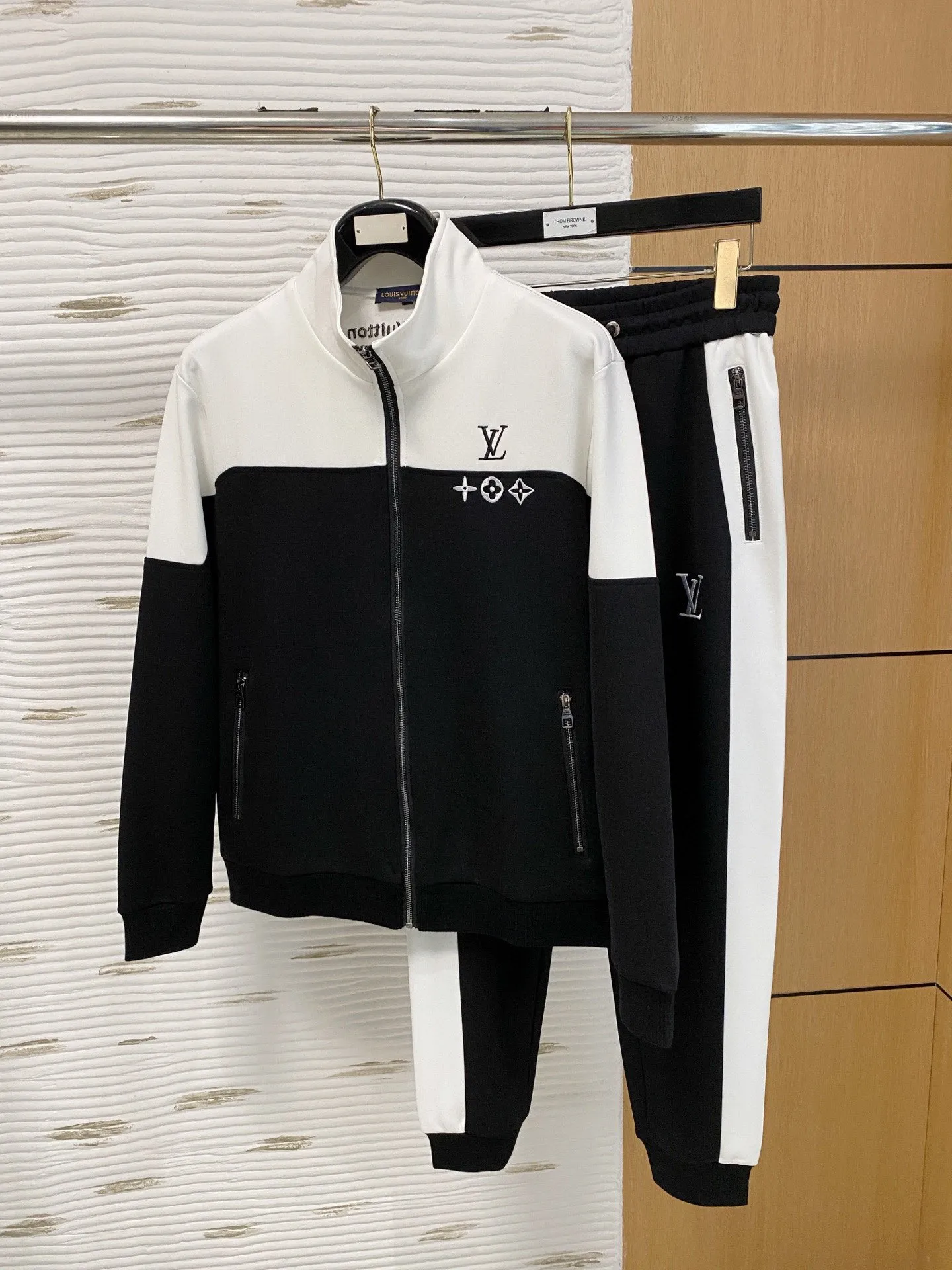 🅿️720 [LV Louis Vuitton] hot-selling suit is coming. Focus on the original version of the official website. 2025 new hot-selling cardigan and sweatshirt suit. The original order is the best. 🇭🇰The meticulous work of top designers. It has a fitting and perfect upper body effect. All-natural high-quality Tencel Roman cotton 100%, close-fitting comfort, noble and elegant! Original hardware embodies elegance and nobility! Counter size: M-3XL (maximum wear up to 190 pounds)
